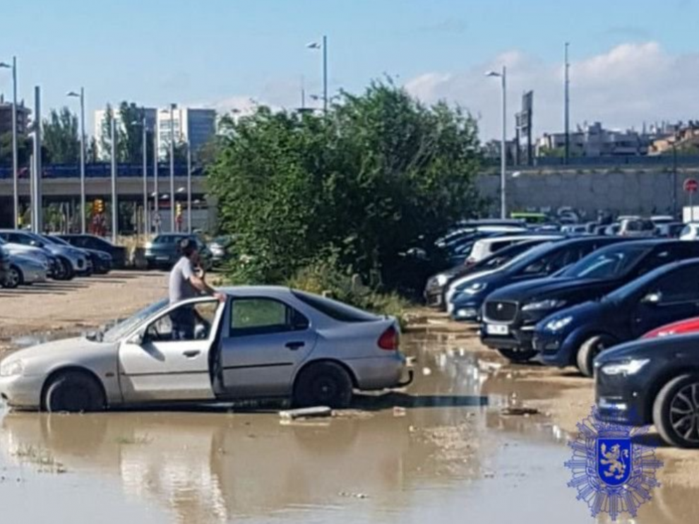 El vehículo que acabó en medio de un charco.