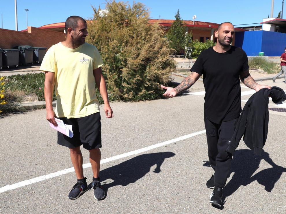 Carlos Aranda y Raúl Bravo, a la salida de la prisión de Zuera.