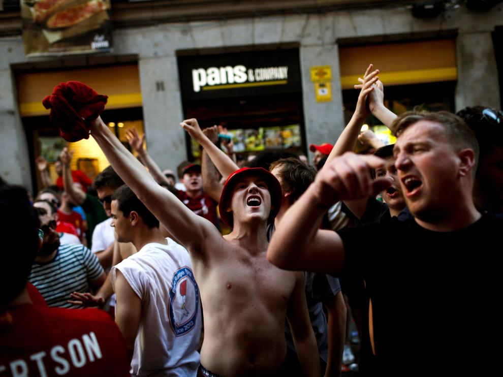 Seguidores del Tottenham y el Liverpool en las calles de Madrid, antes de la final de la Champions.