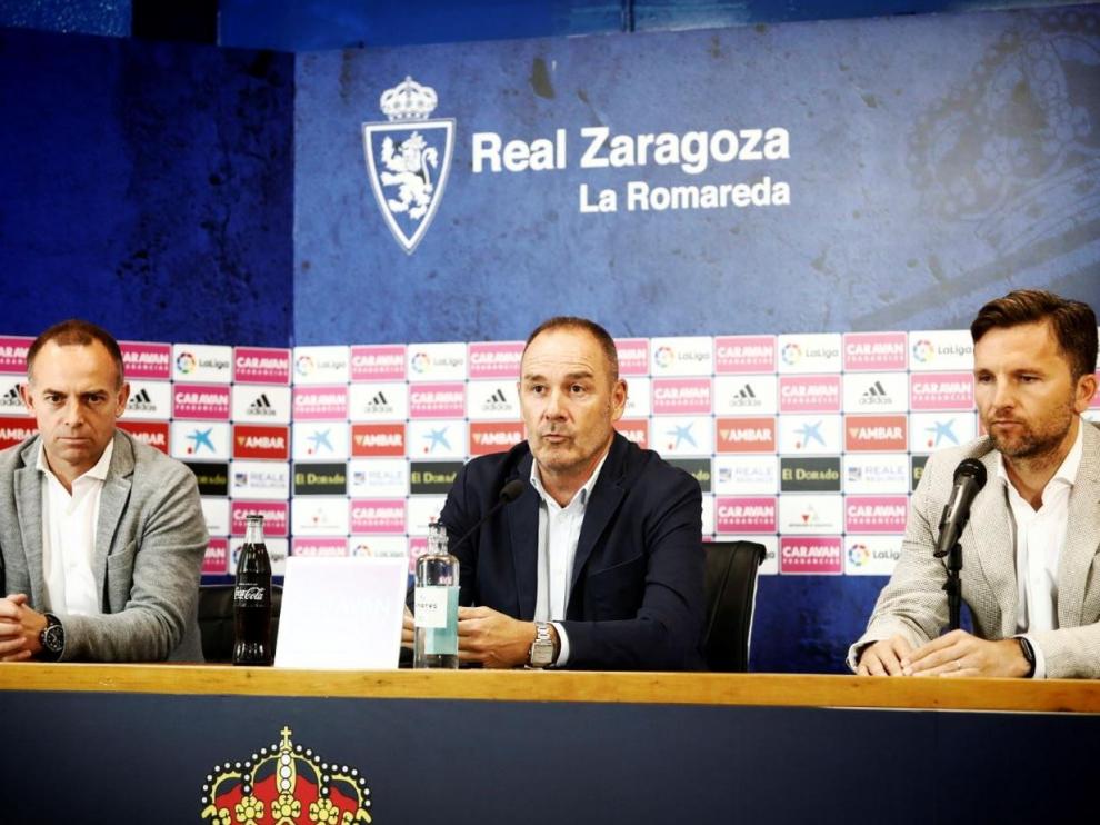 Víctor Fernández, durante la rueda de prensa en La Romareda para oficializar su continuidad en el Real Zaragoza. A su lado, el presidente Lapetra y el director deportivo, Lalo Arantegui.
