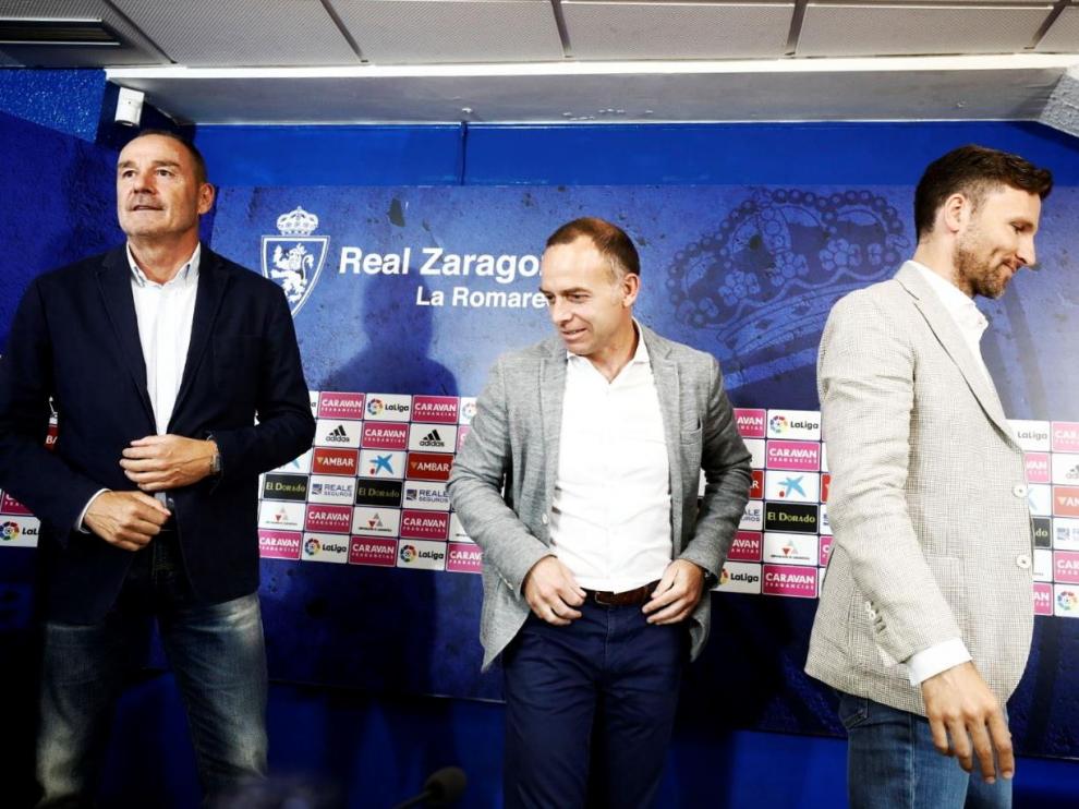 Víctor Fernández, al finalizar su rueda de prensa de este viernes, junto al presidente del Real Zaragoza, Christian Lapetra, y el director deportivo, Lalo Arantegui.