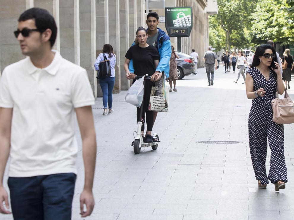 Dos jóvenes circulaban ayer por la acera del paseo de la Independencia.