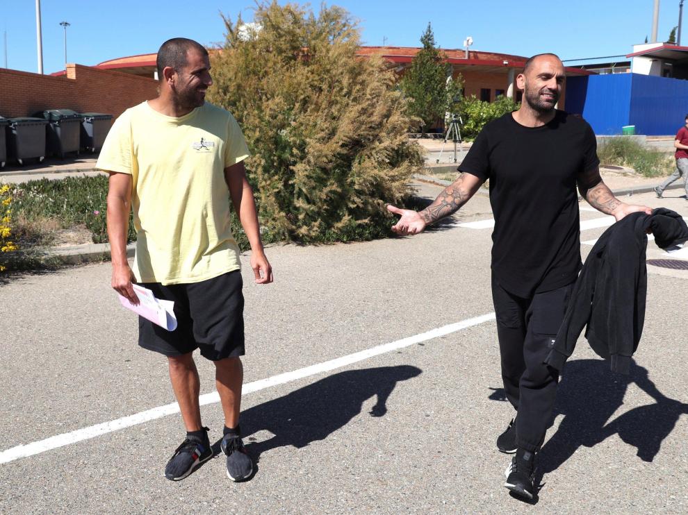 Carlos Aranda y Raúl Bravo abandonan la prisión de Zuera.