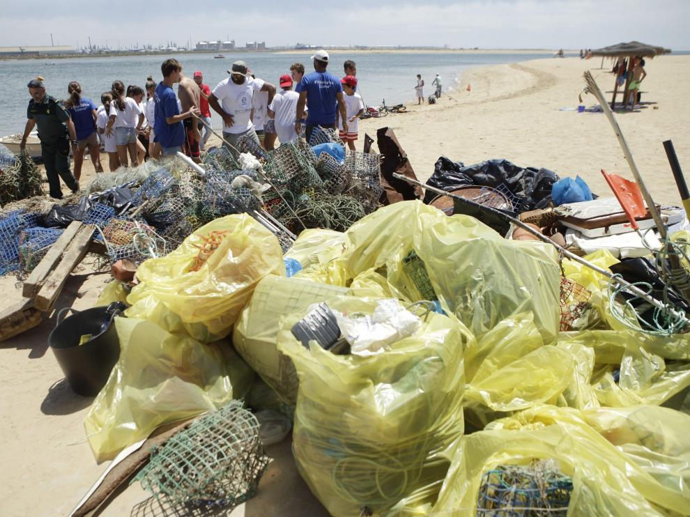 Jornada de recogida de residuos en una playa española, gracias al proyecto ‘Mares circulares’.