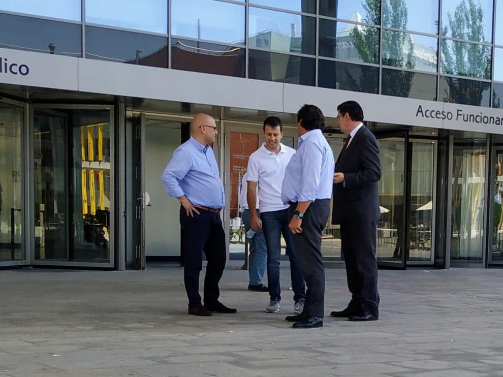 Los dos detenidos que quedaron libres (a la izquierda) entregaron ayer sus pasaportes a la juez.