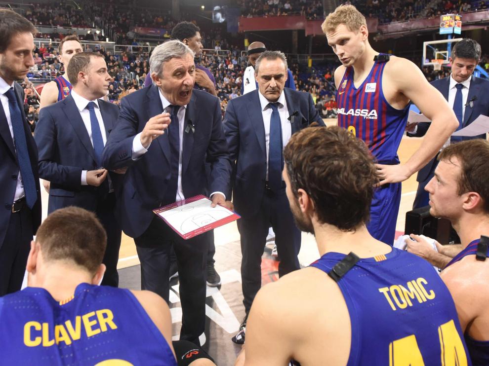 Pesic explica un movimiento a sus jugadores durante un tiempo muerto.