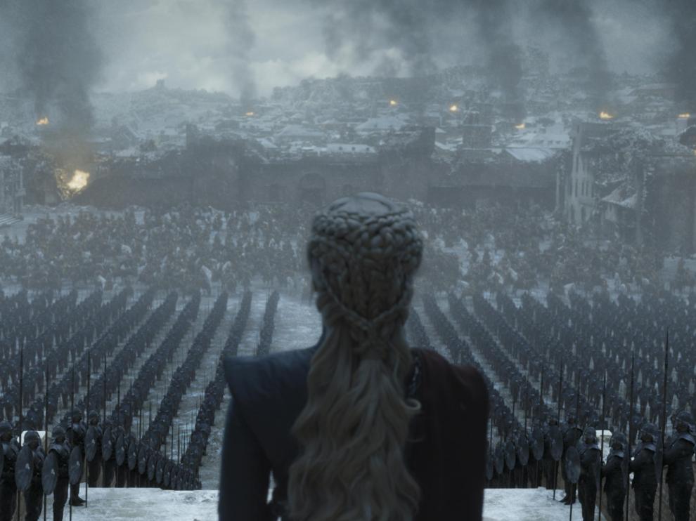 Daenerys Targaryen arengando a sus tropas, en una escena de la serie ‘Juego de tronos’