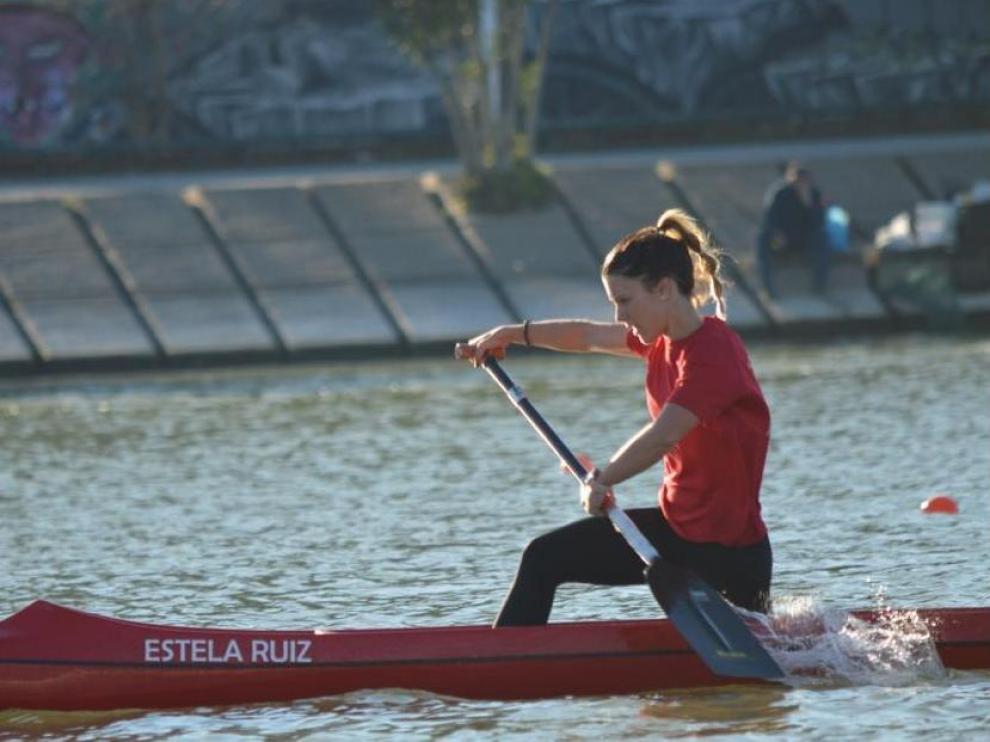 La zaragozana Estela Ruiz en acción con su canoa.