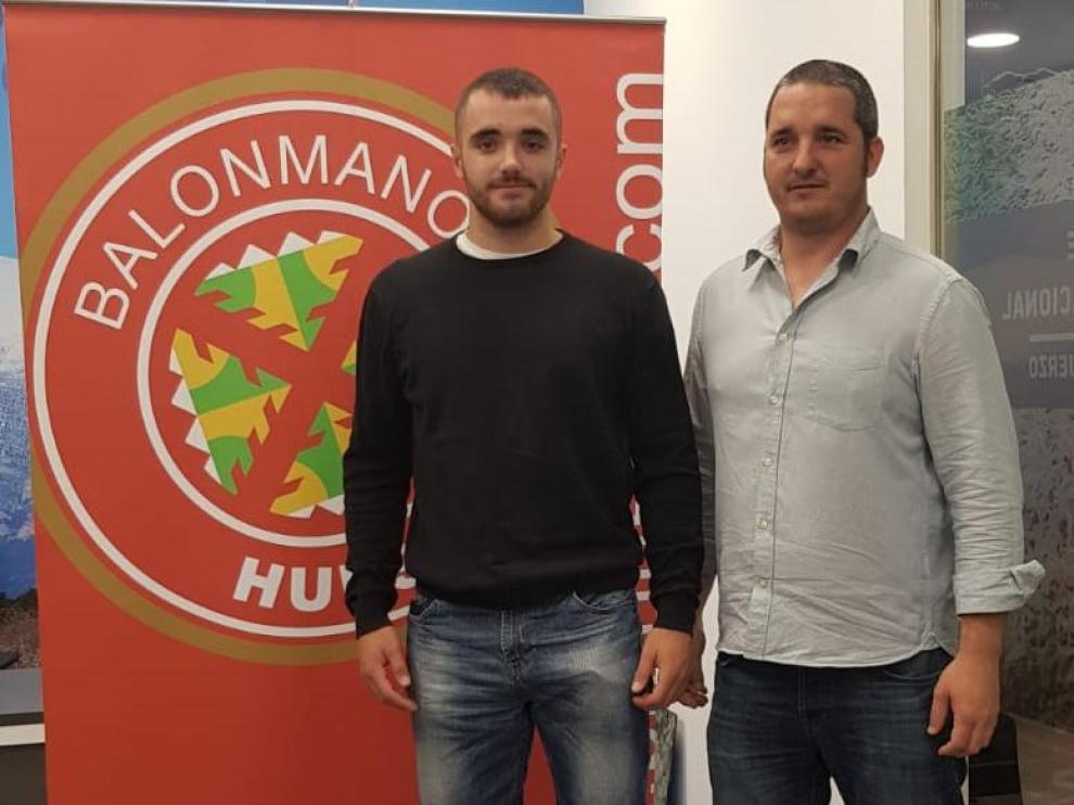 Asier Nieto junto al director deportivo del Bada Huesca, Dani Ibáñez.