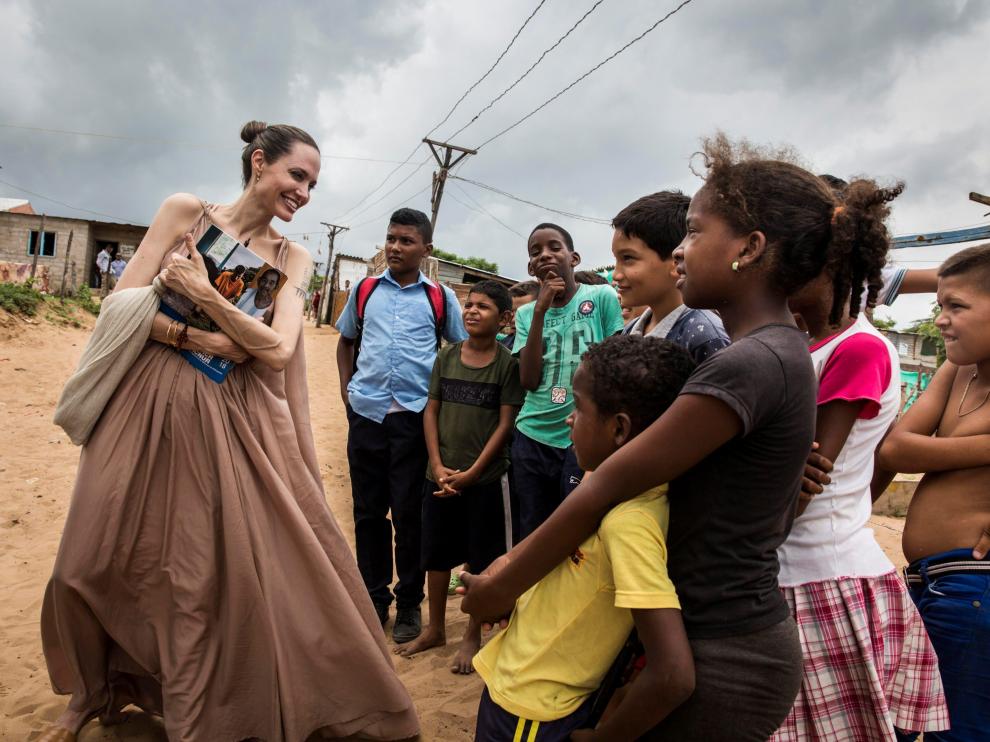 Angelina Jolie habla con migrantes venezolanos en la frontera con Colombia.