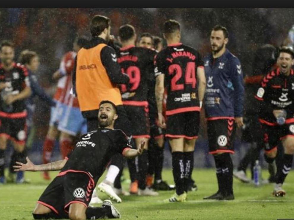 Los jugadores del Tenerife, el pasado martes a las 23.00, celebran por todo lo alto su salvación tras empatar 0-0 en Lugo y conocer sobre el césped del Anxo Carro la derrota del Majadahonda en Oviedo.