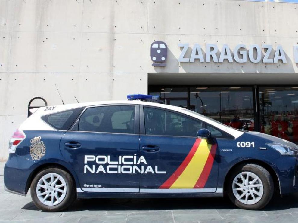 Un coche patrulla en la puerta de la estación de Delicias