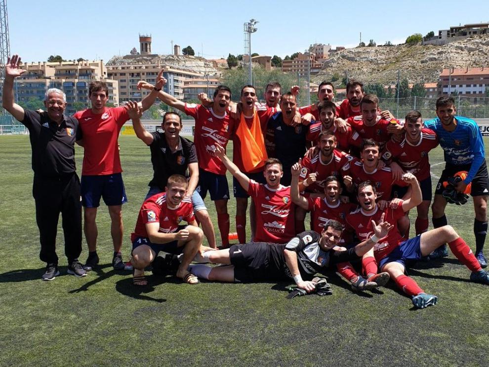Los jugadores del Fraga celebran el campeonato absoluto de Regional Preferente.