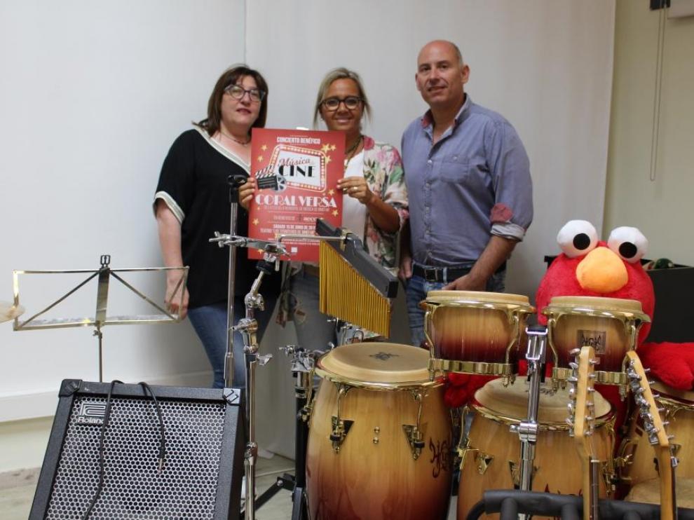 Representantes municipales, la Escuela de Música y de la AECC, en la presentación del concierto.
