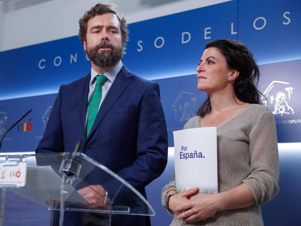 El portavoz de Vox en el congreso, Iván Espinosa de los Monteros, y la secretaria general del grupo parlamentario, Macarena Olona, duranet su comparecencia tras presentar este lunes un documento en el Registro del Congreso.