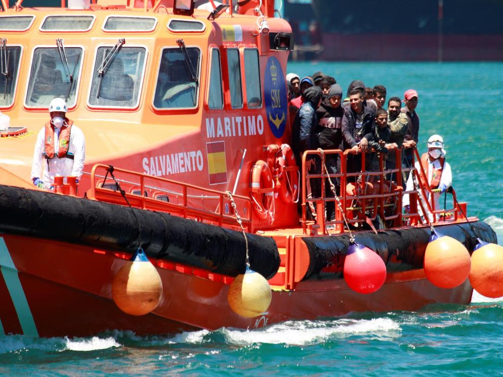 La 'Salvamar Gadir', movilizada para esta actuación, localizó la patera nueve millas al suroeste de Barbate.
