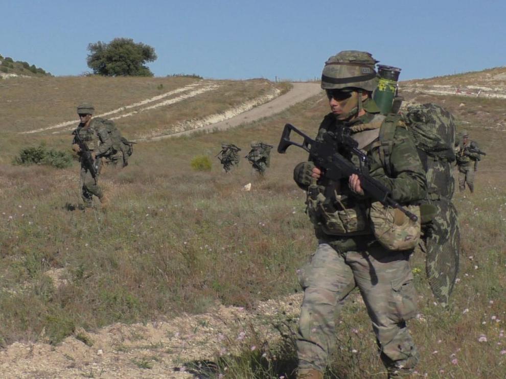 Militares de la Brigada Paracaidista y helicópteros de las FAMET realizan ejercicios de asalto aéreo en el campo de maniobras de San Gregorio.
