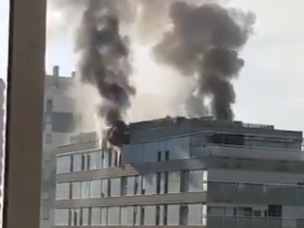 Humo saliendo por las ventanas de la última planta del edificio de la calle de Sabadell, en Tarrassa.