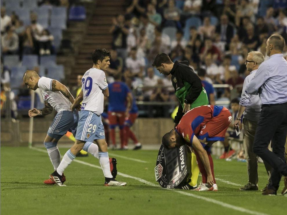 Cambio de Soro por Pombo durante el Real Zaragoza-Numancia en el último partido en casa de esta temporada (otro jugador numantino espera para relevar a un compañero). Se hizo por el centro del campo, junto al cuarto árbitro. A partir de ahora ya no será así.