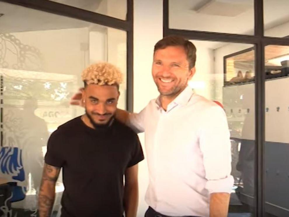 Etinof, junto a Lalo Arantegui, este miércoles en la Ciudad Deportiva nada más llegar a Zaragoza para firmar su ficha con el club aragonés.
