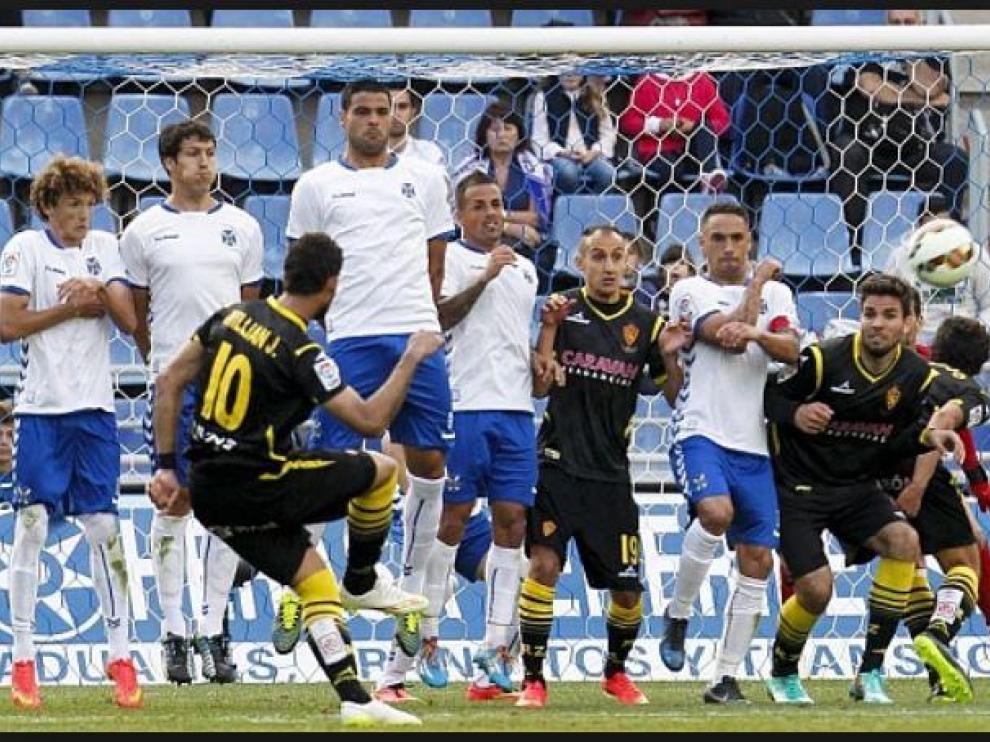Falta directa lanzada por Willian José en el Tenerife-Real Zaragoza de hace 4 temporadas. Natxo Insa se incrustó en la barrera canaria. Y Cabrera y Vallejo se ubicaron pegados a los zagueros tinerfeñistas. A partir de ahora, eso no será posible. Los atacantes tendrán que estar, como mínimo, a un metro de la barrera defensiva.