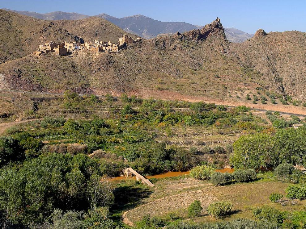 Panorámica de la vega del Jalón y el despoblado de Villanueva de Jalón.