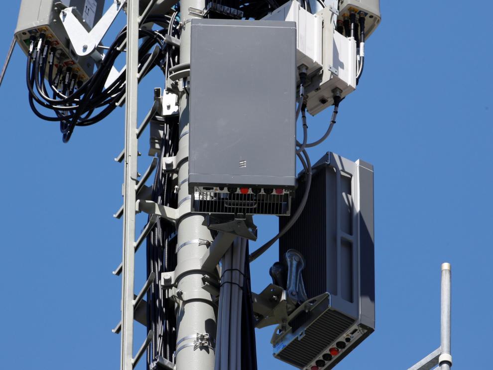 5G antennas of Swiss telecom operator Swisscom are seen during installation works on a mast in the mountain resort of Lenzerheide, Switzerland June 13, 2019. REUTERS/Arnd Wiegmann [[[REUTERS VOCENTO]]] SWISS-COMMUNICATION/