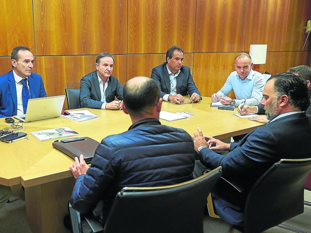 Consejeros del Real Zaragoza y directivos del club, reunidos en la mañana de este viernes.