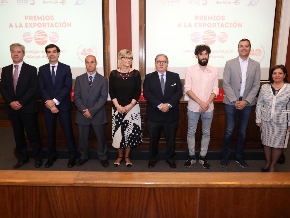 Imagen de los premiados con los responsables de Cámara de Zaragoza.