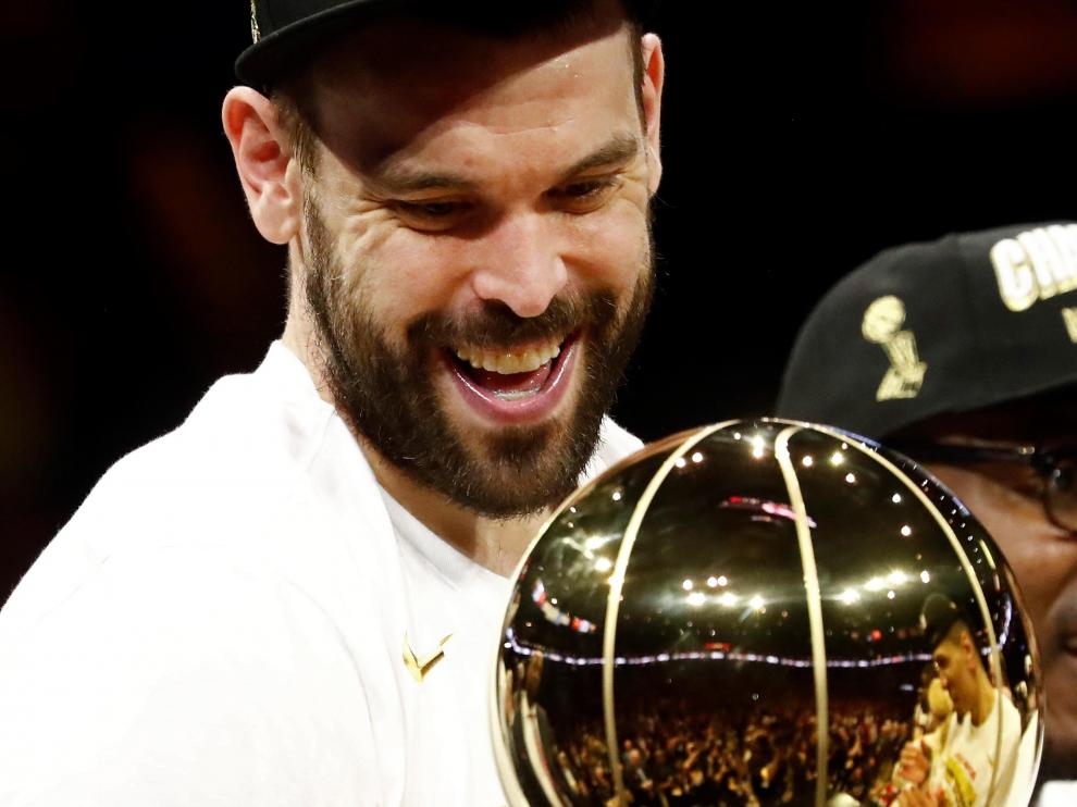 Marc Gasol sostiene el trofeo.