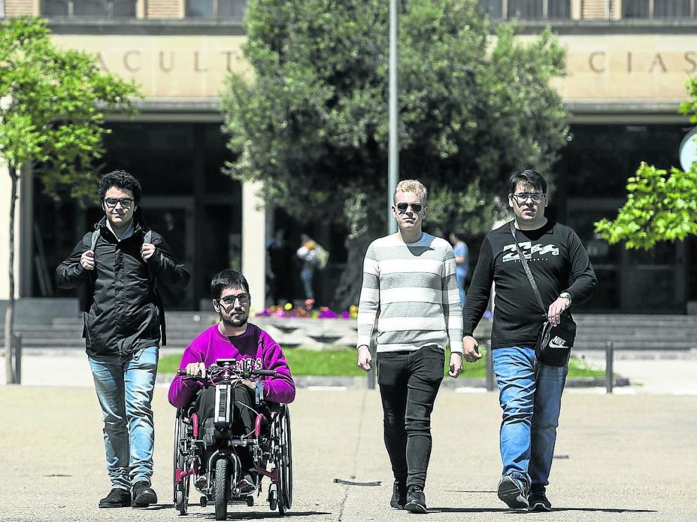 Los estudiantes Víctor Alaminos, Alejandro Jordán, Ricardo Badía y Pablo Latorre en el campus San Francisco de Zaragoza.