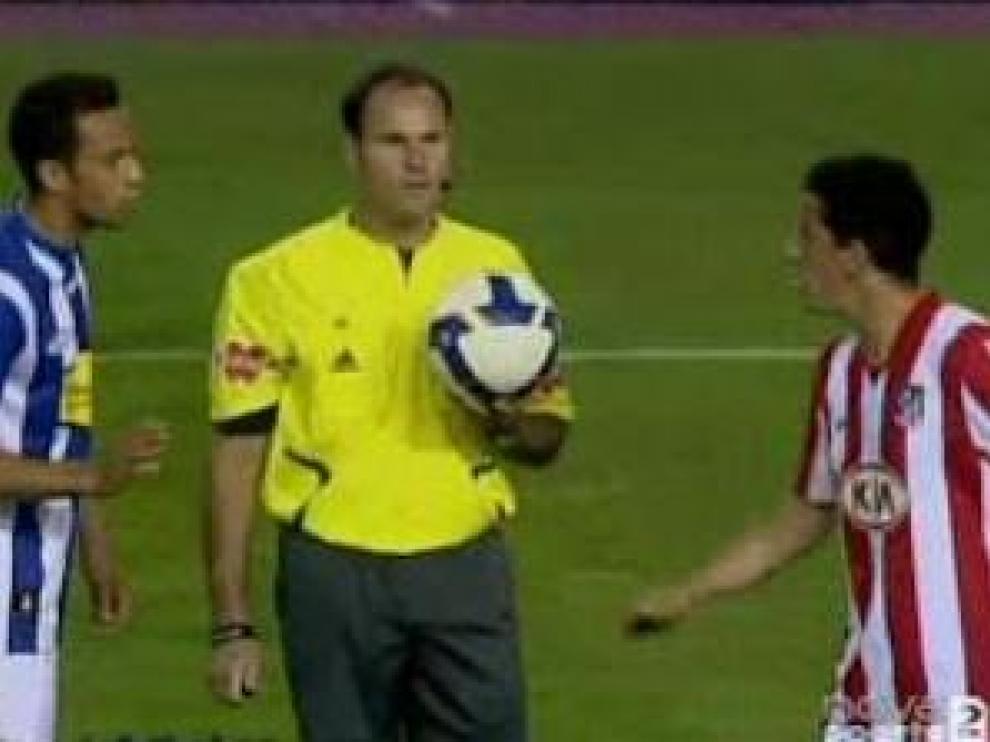 El árbitro Mateu Lahoz, en un bote neutral para reanudar el juego entre dos jugadores del Atlético de Madrid y la Real Sociedad.
