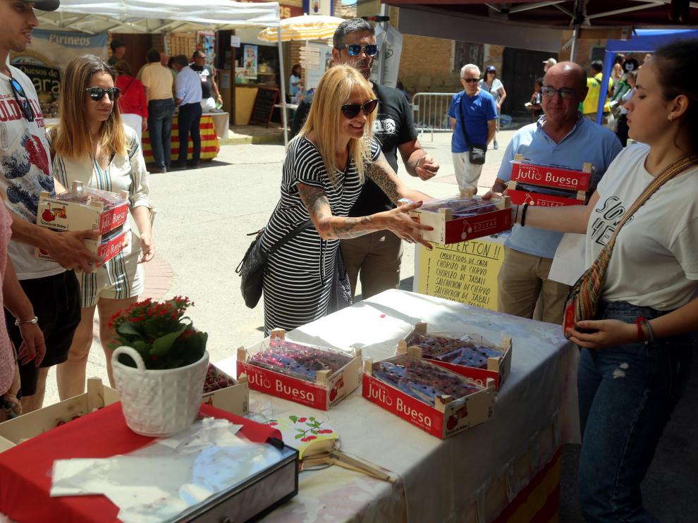 Muchos de los visitantes de la feria compraron las cajas de cerezas a pares.