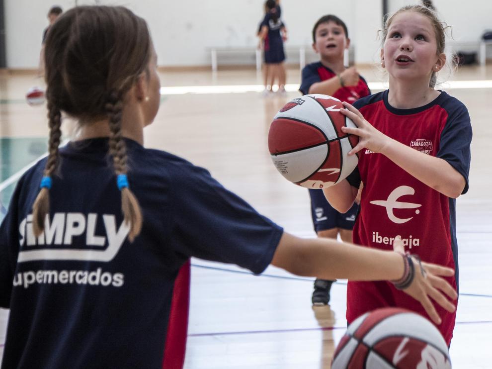 Unas niñas participan en uno de los campus de Escuelas del Basket Zaragoza del pasado verano