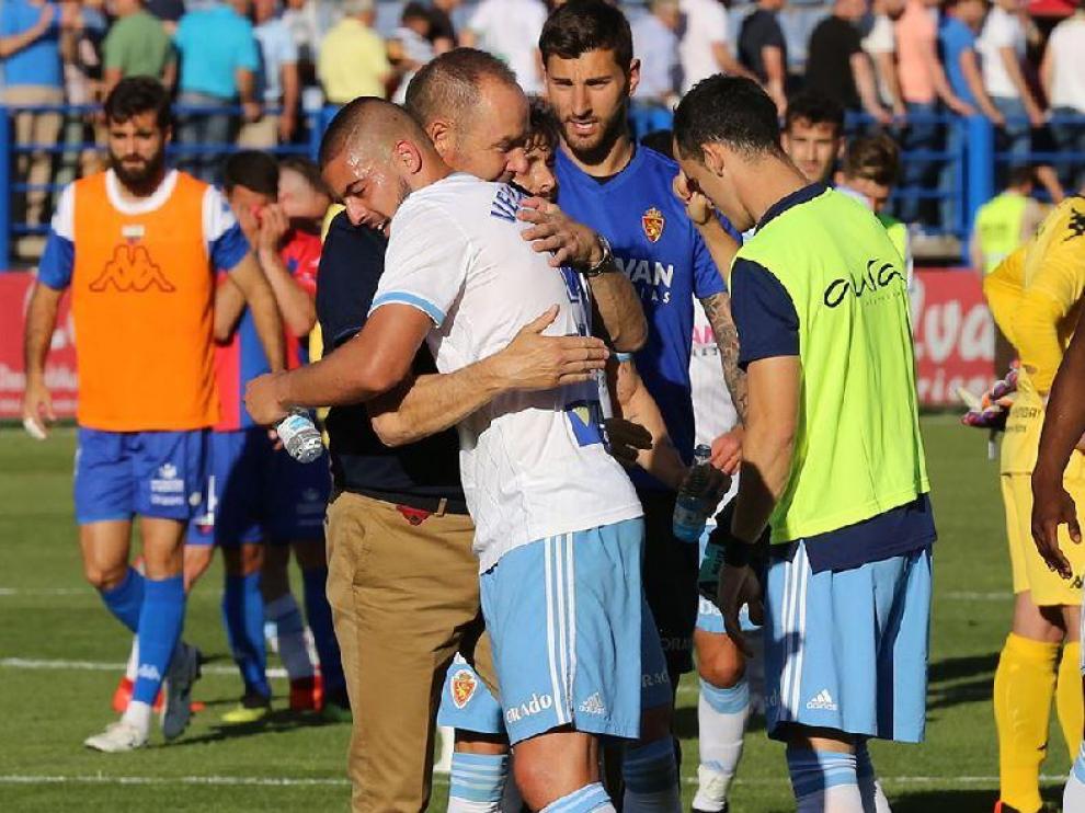 Verdasca se abraza con Víctor Fernández, en el estadio Francisco de la Hera de Almendralejo (Badajoz), al término del crucial partido que ganó el Real Zaragoza al Extremadura por 0-3 hace un mes.