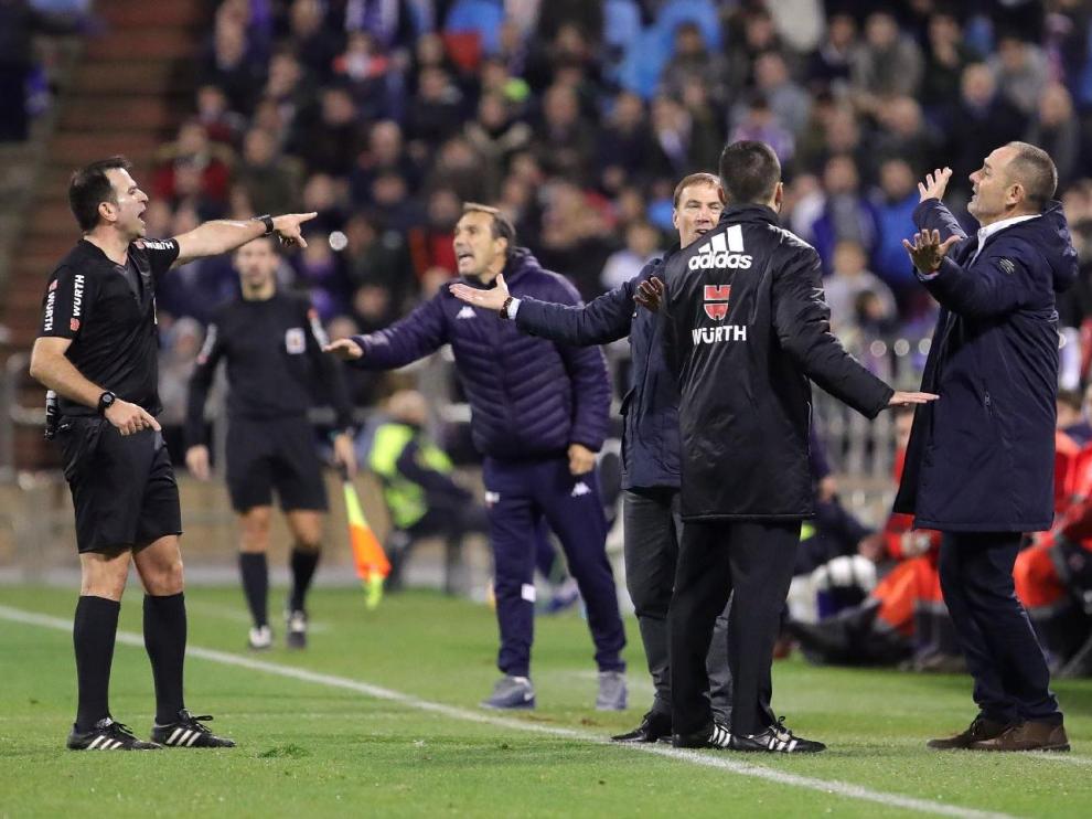 Víctor Fernández, entrenador del Real Zaragoza, en el momento de ser expulsado del banquillo por protestar en el duelo ante el Extremadura en La Romareda, el día de su debut en diciembre. El árbitro, el riojano Ocón Arráiz, lo echó oralmente, sin tener que enseñarle la tarjeta roja.