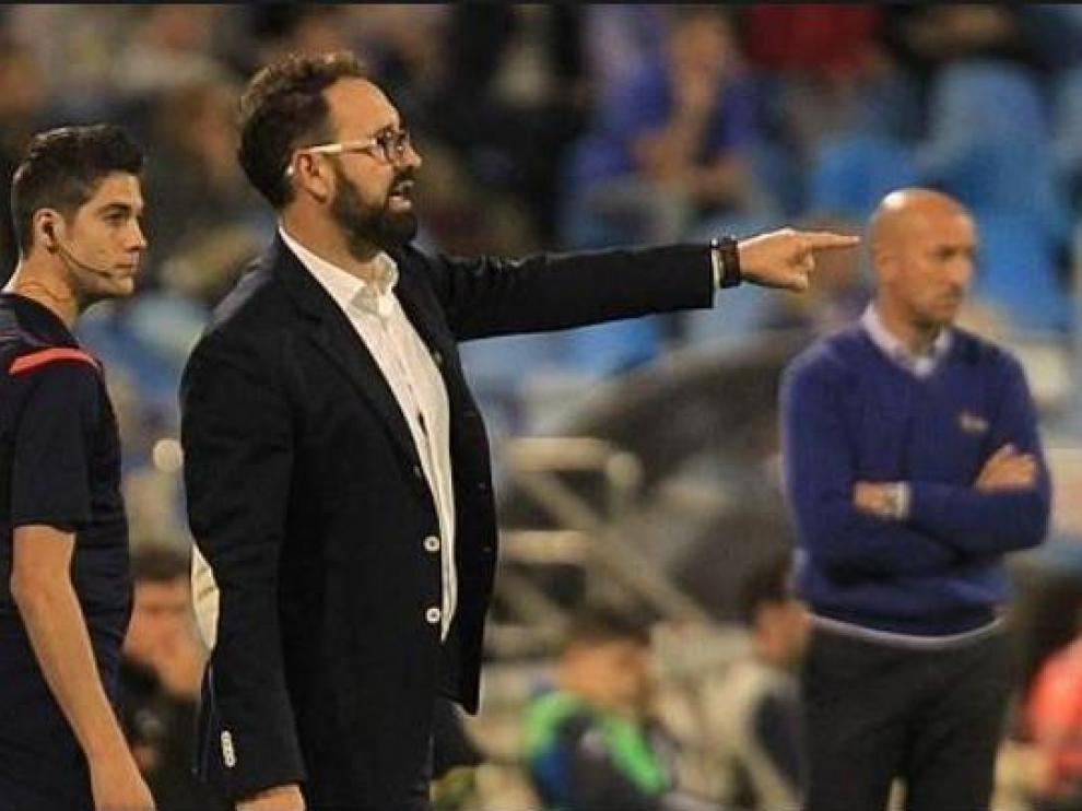 José Bordalás, con Ranko Popovic al fondo, en La Romareda durante el Real Zaragoza-Alavés de 2015. El técnico alicantino logró el ascenso con los vascos al final de esa campaña, en junio de 2016.