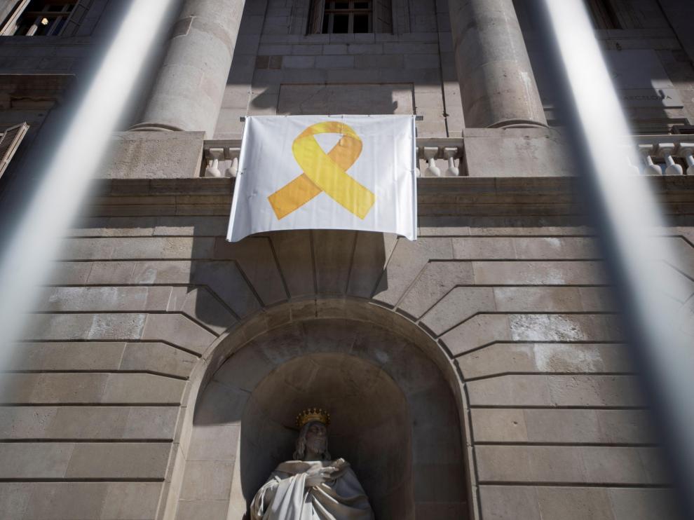 El lazo amarillo vuelve al Ayuntamiento de Barcelona.