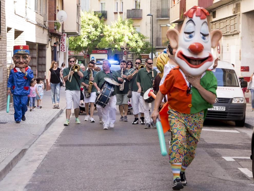Comparsa de cabezudos en las fiestas del Barrio Jesús de Zaragoza.