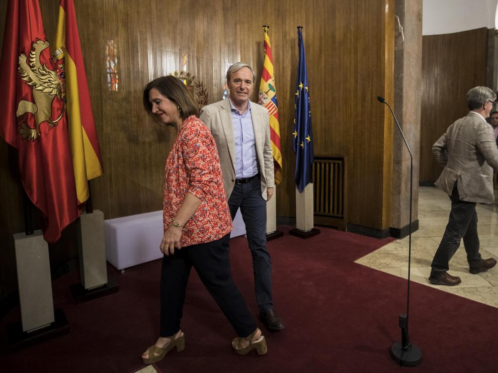 Sara Fernández y Jorge Azcón, ayer después del traspaso de poderes de Santisteve.