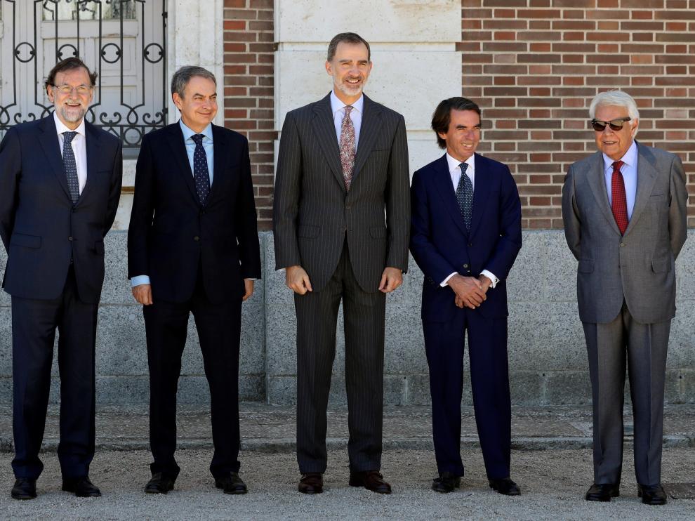 El Rey, con los expresidentes Rajoy, Zapatero, Aznar y González.