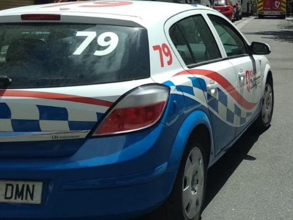 Incendio en una vivienda de la calle de Italia, que permanece cortada, en el barrio de Las Delicias (Zaragoza).