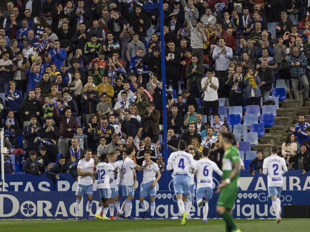 Los jugadores del Real Zaragoza celebran el gol de Linares en el partido ante el Elche, que supuso el 1-0 definitivo.