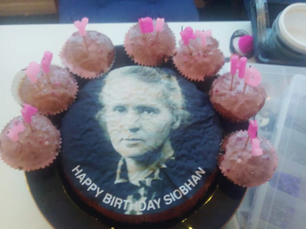 La tarta con el rostro de Marie Curie.