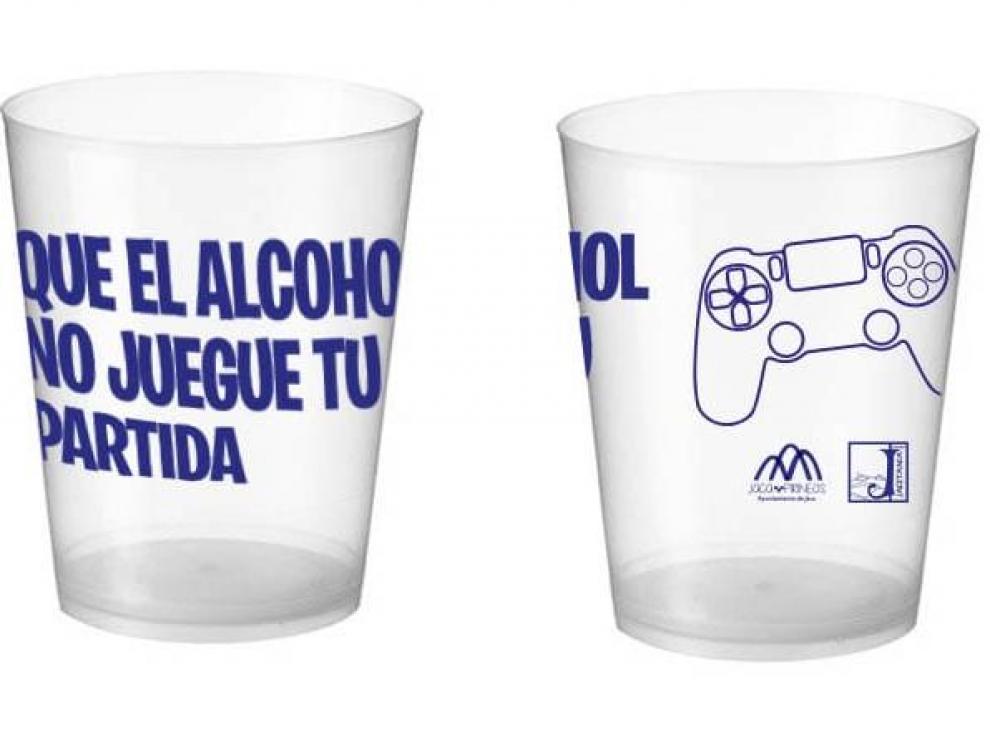 Los vasos llevan el lema de la campaña y un mando de videojuego.