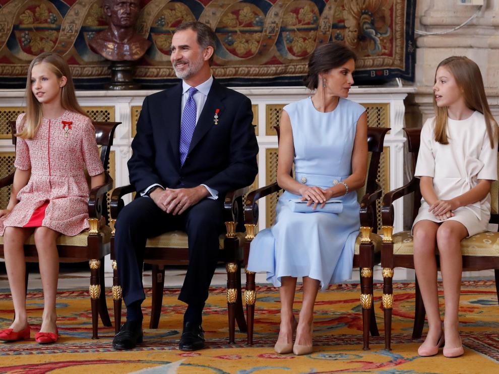 La princesa Leonor sentada al lado de Felipe VI y la infanta Sofía junto a la reina Letizia.
