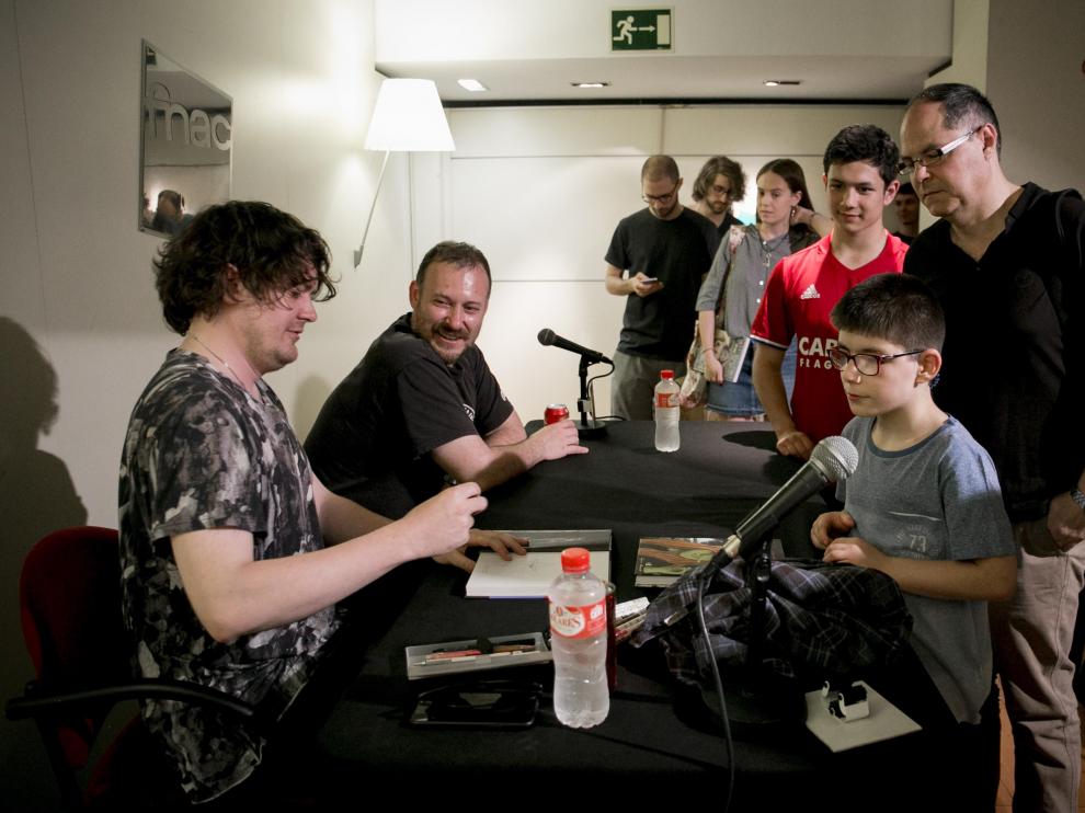 Simon Hanselmann durante la firma de los ejemplares a sus seguidores ayer en Zaragoza.