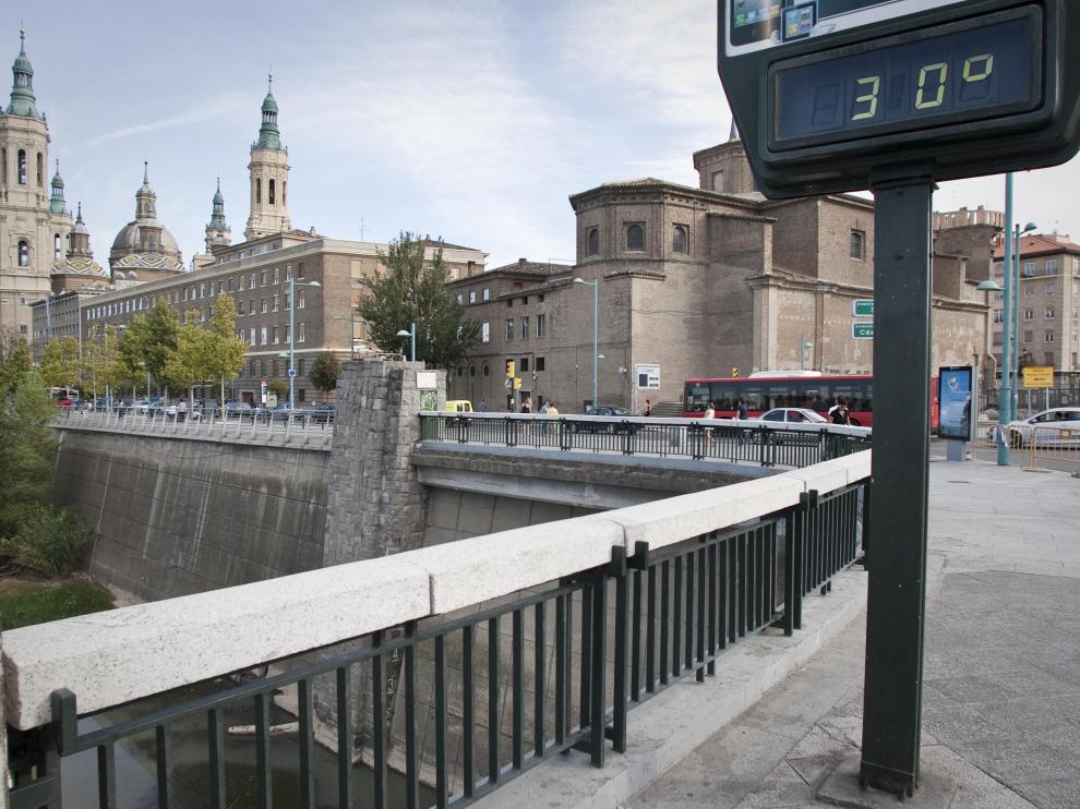 Un termómetro con 30 grados en Zaragoza