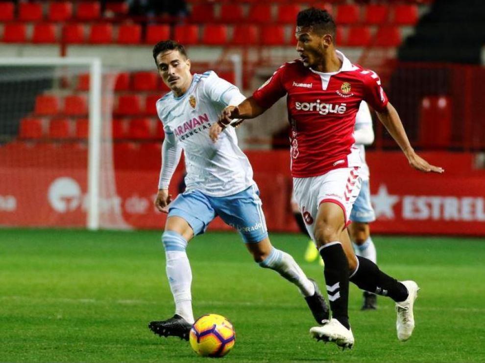 Luis Suárez se va e en velocidad de Javi Ros en el partido Nástic de Tarragona-Real Zaragoza de la temporada que ahora concluye (ganó el cuadro aragonés 1-2 en el Nou Estadi).