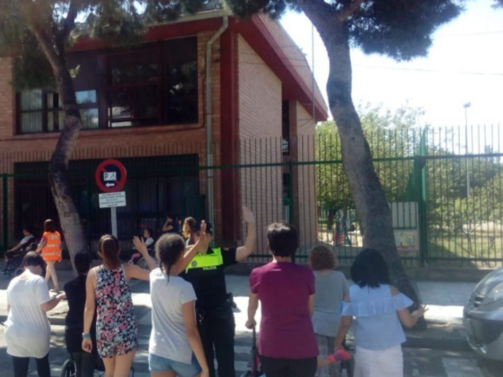 Una agente de la Policía Local enseña normas de tráfico a los alumnos.